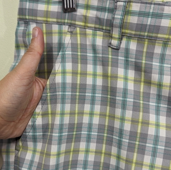 Izod Golf Men's Plaid Shorts Sz 36 - Picture 10 of 13